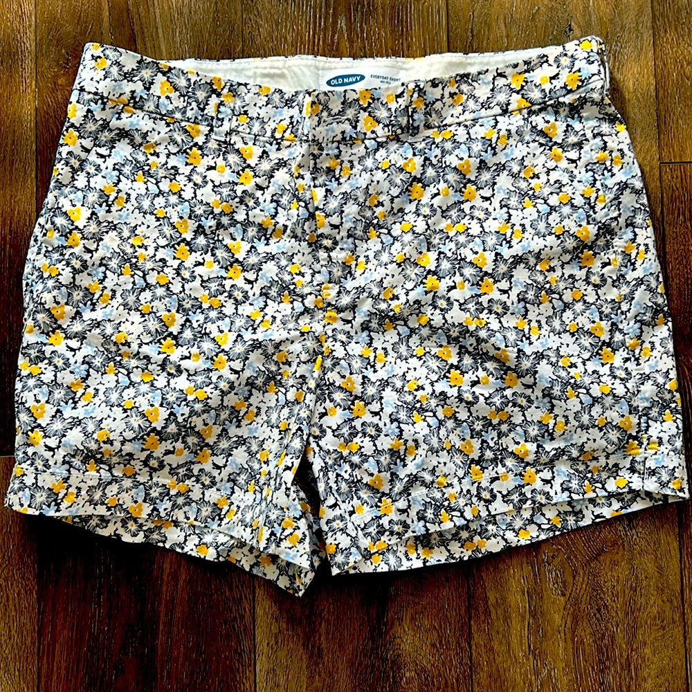 Old navy size 14 everyday mid rise short